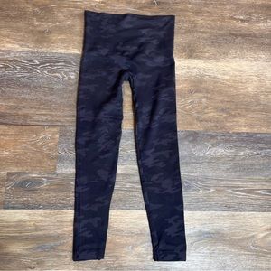 Spanx Womens Leggings Black and Gray Camo SZ SMALL